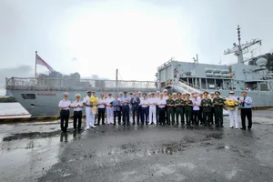 Tàu HMS Richmond của Hải quân Hoàng gia Anh cập Cảng Nhà Rồng