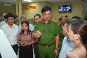 TP.HCM: Ngày đầu người dân làm thủ tục tại bộ phận một cửa ở công an phường