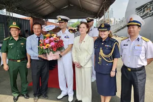 Tàu hậu cần lớn nhất Hải quân Hoàng gia New Zealand quay lại TP.HCM sau 3 năm