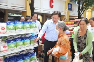 TP.HCM: Ông Lê Quốc Phong cùng người dân Bình Phú vui Ngày hội Đại đoàn kết