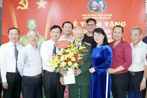 Chủ tịch HĐND TP.HCM trao Huy hiệu 80 năm tuổi Đảng cho Đại tá Nguyễn Văn Thái