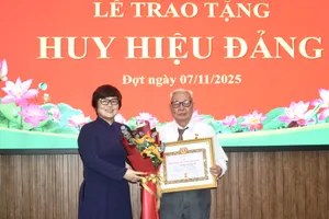 Các phường ở TP.HCM trao Huy hiệu Đảng đến đảng viên cao tuổi dịp 7-11