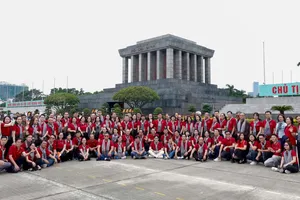 Đoàn cán bộ, tuyên giáo, dân vận, báo chí, xuất bản TP.HCM viếng Lăng Bác