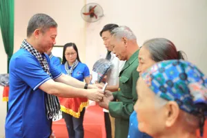 Đoàn cán bộ Ban Tuyên giáo, dân vận, báo chí, xuất bản TP.HCM trao quà tại Thái Nguyên