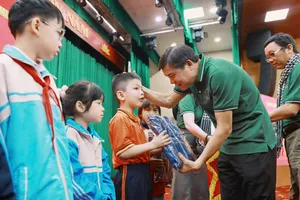 Đoàn công tác TP.HCM thăm, tặng quà các hộ dân bị ảnh hưởng bão lũ ở Thái Nguyên