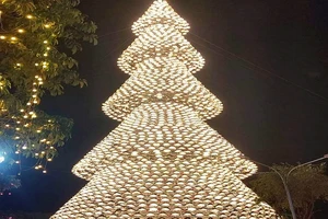 Độc lạ cây thông Noel làm từ 4.200 chiếc nón lá