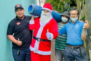 Ông già Noel Phạm Thanh Bình đã trao bình ôxy cho hơn 3.000 bệnh nhân nghèo Ảnh: THẢO PHƯƠNG