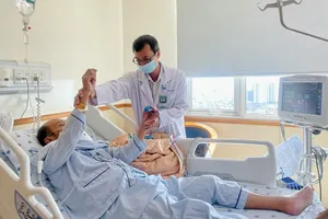 Bác sĩ BV ĐH Y Dược TP.HCM đang thăm khám cho một bệnh nhân bị đột quỵ. Ảnh: THẢO PHƯƠNG