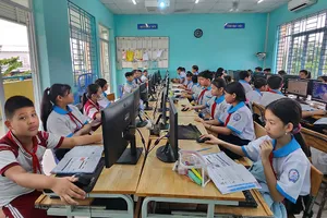 Do không có đủ phòng học nên Trường Tiểu học Vĩnh Lộc 1, huyện Bình Chánh chỉ tổ chức học một buổi/ngày.