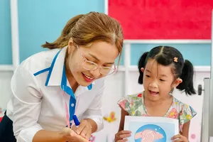 Lớp học vui vẻ xoa dịu nỗi đau cho bệnh nhi