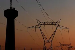 Cột điện cao thế ở tỉnh Normandy, Pháp. ẢNH: AFP