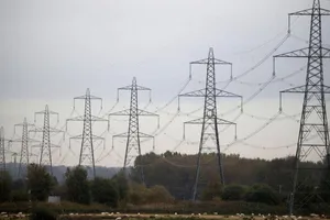 Dãy cột điện cao thế gần cảng Ellesmere của Anh. ẢNH: REUTERS