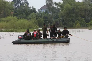 Nhân viên cứu hộ tại hiện trường vụ tai nạn. ẢNH: FRESH NEWS