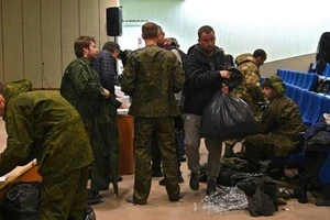 Những người nhập ngũ tại trạm tuyển quân Moscow. ẢNH: SPUTNIK