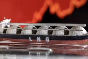 Mô hình tàu chở nhiên liệu hóa lỏng (LNG). ẢNH: REUTERS