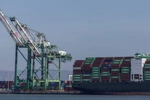 Một tàu chở hàng ở cảng Oakland, bang California, Mỹ. ẢNH: REUTERS