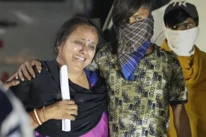 Người nhà một nạn nhân không kiềm được cảm xúc khi nhận ra thi thể người thân tại bệnh viện Dân sự Morbi. ẢNH: AFP