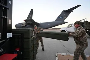 Binh sĩ Ukraine di chuyển các thùng vũ khí do Mỹ viện trợ ở sân bay Boryspil tại thủ đô Kiev hồi tháng 4. ẢNH: AP