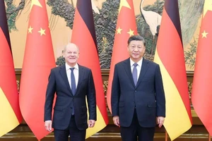 Thủ tướng Đức Olaf Scholz (bên trái) và Chủ tịch Trung Quốc Tập Cận Bình (bên phải). ẢNH: TÂN HOA XÃ