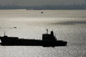 Tàu chở dầu Yong Yong mang 2 triệu thùng dầu thô bị mắc kẹt tại vùng biển ngoài khơi quần đảo Riau (Indonesia). ẢNH: AFP