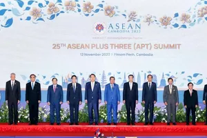 Lãnh đạo các nước tham dự Hội nghị Cấp cao ASEAN+3 tại thủ đô Phnom Penh, Campuchia. ẢNH: TÂN HOA XÃ