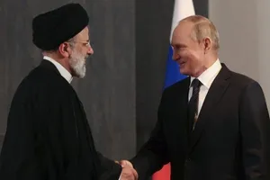 Tổng thống Nga - ông Vladimir Putin (bên phải) bắt tay với Tổng thống Iran - ông Ebrahim Raisi (bên trái). ẢNH: GETTY IMAGES