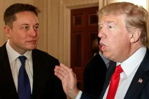 Ông Elon Musk (bên trái) gặp Tổng thống Mỹ Donald Trump (bên phải) trong 1 sự kiện năm 2017. ẢNH: BFMTV