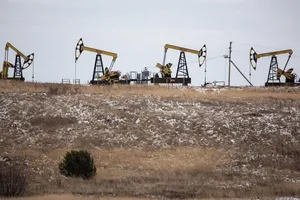 Kích bơm dầu tại TP Sokolovka, Nga. ẢNH: BLOOMBERG