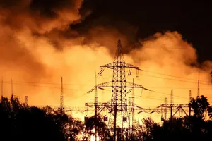 Đường dây điện tại Kharkiv bốc cháy sau 1 cuộc không kích của quân Nga hồi 9-11. ẢNH: REUTERS
