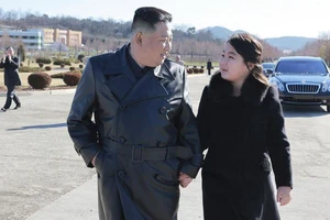 Chùm ảnh: Con gái ông Kim Jong-un lại xuất hiện cùng cha trước truyền thông