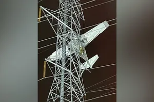 Tại thời điểm xảy ra tai nạn, trên máy bay có 1 hành khách và 1 phi công. ẢNH: CNN