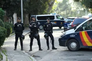 Cảnh sát Tây Ban Nha tại hiện trường vụ nổ "bom thư" tại Đại sứ quán Ukraine ở thủ đô Madrid, Tây Ban Nha hồi 30-11. ẢNH: AFP