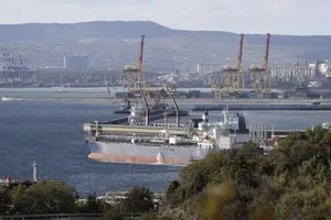 Tàu chở dầu Nga tại cảng Sheskharis ở TP Novorossiysk (Nga). ẢNH: AP