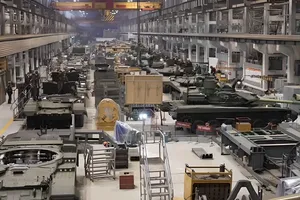 Bên trong một xưởng sản xuất xe tăng của tỉnh Sverdlovsk, Nga. Ảnh: TELEGRAM