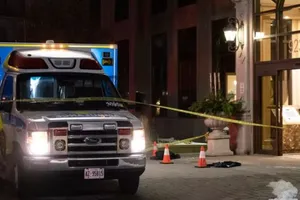 Xe cứu thương tại hiện trường vụ xả súng chung cư thủ phủ Toronto, thuộc tỉnh Ontario, Canada. Ảnh: AP