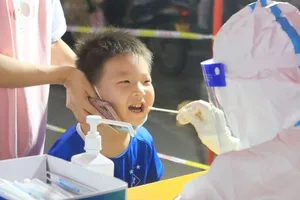 Nhân viên y tế lấy mẫu xét nghiệm COVID-19 tại một điểm xét nghiệm ở TP Trịnh Châu, tỉnh Hà Nam ngày 8-1. Ảnh: REUTERS