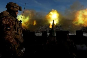Lính Ukraine khai hỏa vũ khí phòng không khi Nga liên tục dội pháo TP Bakhmut (tỉnh Donetsk). Ảnh: REUTERS