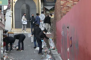 Lực lượng điều tra tại địa điểm xảy ra vụ giẫm đạp ở Itaewon ngày 11-11. Ảnh: YONHAP