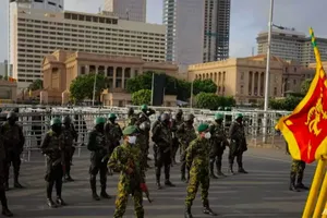 Lực lượng cảnh sát và quân đội Sri Lanka ngoài văn phòng Tổng thống ở thủ đô Colombo. Ảnh: AP