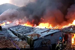 Cháy lớn tại khu ổ chuột ở quận Gangnam (thủ đô Seoul, Hàn Quốc). Ảnh: REUTERS