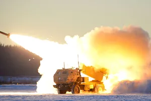 Bom GLSDB được phóng từ bệ phóng của Hệ thống pháo phản lực cơ động cao. Ảnh: ZUMAPRESS.COM