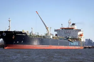 Tàu chở dầu Minerva Virgo của Nga cập cảng New York (Mỹ). Ảnh: REUTERS
