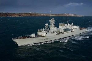 Tàu chiến HMCS của Canada tuần tra trên biển. Ảnh: SHUTTER STOCK
