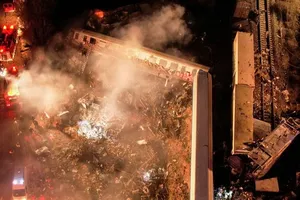 Hiện trường vụ tai nạn hai đoàn tàu đâm vào nhau tại thị trấn Tempe (miền bắc Hy Lạp) tối 28-2. Ảnh: REUTERS