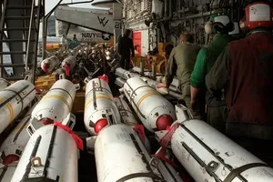 Hải quân Mỹ tải bom chùm lên tàu sân bay Mỹ USS Saratoga trên biển Địa Trung Hải hồi 1986. Ảnh: REUTERS