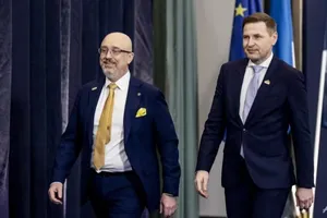 Bộ trưởng quốc phòng Ukraine - Oleksiy Reznikov (bên trái) và người đồng cấp Estonia - Hanno Pevkur trong cuộc họp các bộ trưởng quốc phòng EU ngày 8-3. Ảnh: AFP