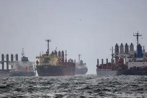 Tàu chở các sản phẩm nông nghiệp qua Biển Đen neo tại TP Istanbul (Thổ Nhĩ Kỳ) hồi tháng 12-2022. Ảnh: Reuters