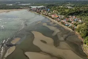 Ảnh chụp từ trên cao cho thấy vết dầu loang tràn ra từ con tàu Princess Empress tại vùng biển tỉnh Oriental Mindoro, Philippines. Ảnh: REUTERS