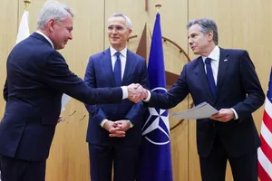 Từ bên trái qua là Ngoại trưởng Phần Lan Pekka Haavisto, Tổng thư ký NATO Jens Stoltenberg, và Ngoại trưởng Mỹ Antony Blinken. Ảnh: REUTERS