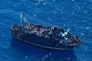 Hình ảnh con tàu chở khoảng 400 người di cư lênh đênh trôi trên biển Địa Trung Hải. Ảnh: NBC NEWS